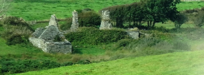 DSC01655 ruins in countryside.JPG