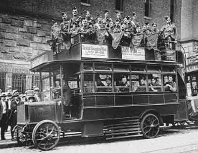 Fifth Avenue Coach Co. bus, NY, circa 1918.jpg