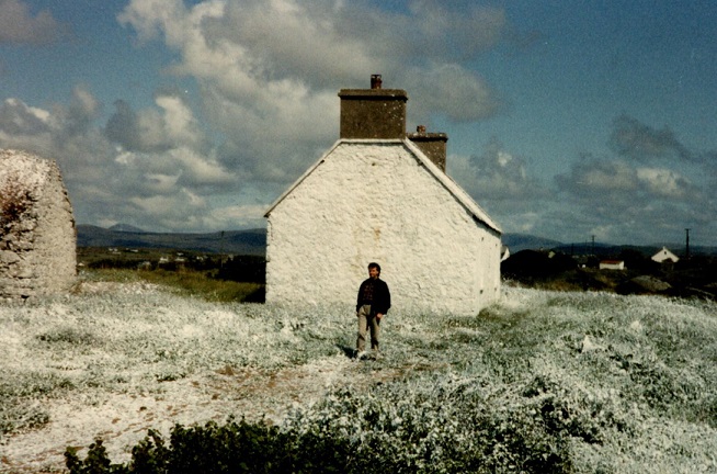 Snowy scene of thatched cottages in Donegal (1996).jpg