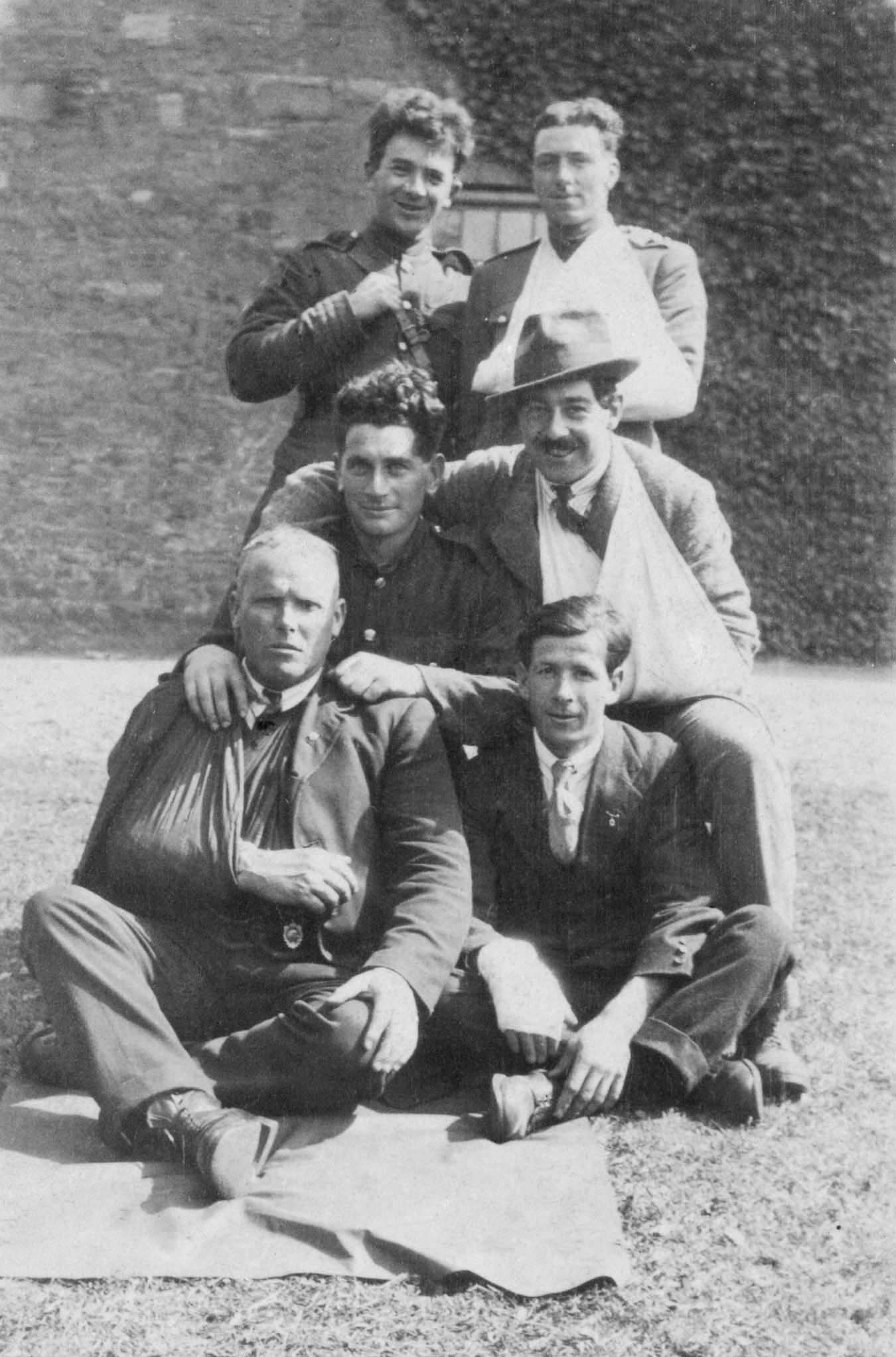 Michael Downes & Wounded Soldiers 1922.jpg